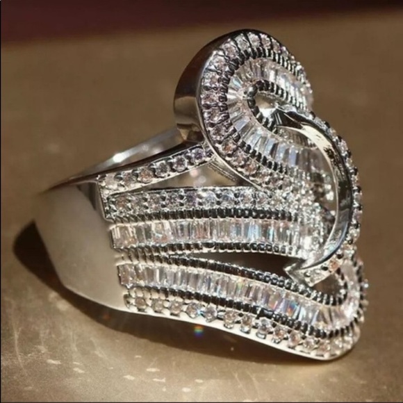 BAGUETTE 5.6 CT STERLING SILVER DIAMOND RING, CUTE RING, SHINY RING. - Picture 3 of 4